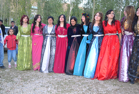 Hakkari'nin Yüksekova ilçesinde 02-10.2011 Ekim Dünya evine giren bazı çiftlerimizi sizler için sayfamıza taşıdık. Yüksekova Güncel ailesi olarak tüm çiftlerimize mutluluklar dileriz.