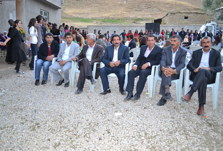 Hakkari'nin Yüksekova ilçesinde 02-10.2011 Ekim Dünya evine giren bazı çiftlerimizi sizler için sayfamıza taşıdık. Yüksekova Güncel ailesi olarak tüm çiftlerimize mutluluklar dileriz.