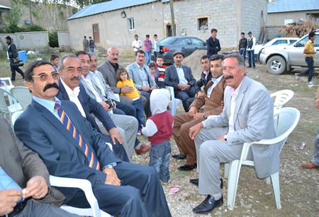 Hakkari'nin Yüksekova ilçesinde 02-10.2011 Ekim Dünya evine giren bazı çiftlerimizi sizler için sayfamıza taşıdık. Yüksekova Güncel ailesi olarak tüm çiftlerimize mutluluklar dileriz.