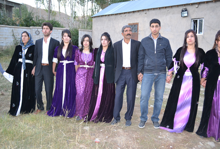 Hakkari'nin Yüksekova ilçesinde 02-10.2011 Ekim Dünya evine giren bazı çiftlerimizi sizler için sayfamıza taşıdık. Yüksekova Güncel ailesi olarak tüm çiftlerimize mutluluklar dileriz.