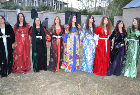 Hakkari'nin Yüksekova ilçesinde 02-10.2011 Ekim Dünya evine giren bazı çiftlerimizi sizler için sayfamıza taşıdık. Yüksekova Güncel ailesi olarak tüm çiftlerimize mutluluklar dileriz.