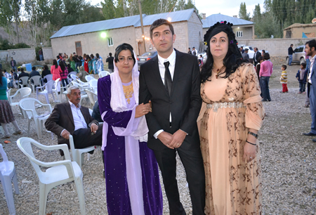 Hakkari'nin Yüksekova ilçesinde 02-10.2011 Ekim Dünya evine giren bazı çiftlerimizi sizler için sayfamıza taşıdık. Yüksekova Güncel ailesi olarak tüm çiftlerimize mutluluklar dileriz.