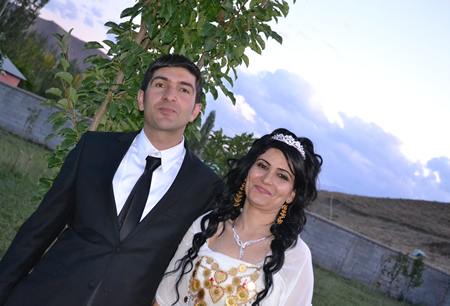 Hakkari'nin Yüksekova ilçesinde 02-10.2011 Ekim Dünya evine giren bazı çiftlerimizi sizler için sayfamıza taşıdık. Yüksekova Güncel ailesi olarak tüm çiftlerimize mutluluklar dileriz.