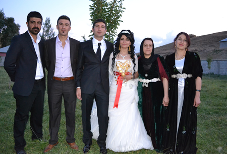 Hakkari'nin Yüksekova ilçesinde 02-10.2011 Ekim Dünya evine giren bazı çiftlerimizi sizler için sayfamıza taşıdık. Yüksekova Güncel ailesi olarak tüm çiftlerimize mutluluklar dileriz.