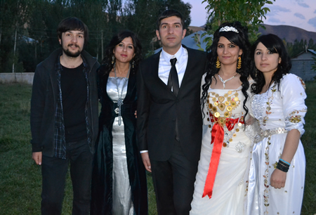 Hakkari'nin Yüksekova ilçesinde 02-10.2011 Ekim Dünya evine giren bazı çiftlerimizi sizler için sayfamıza taşıdık. Yüksekova Güncel ailesi olarak tüm çiftlerimize mutluluklar dileriz.