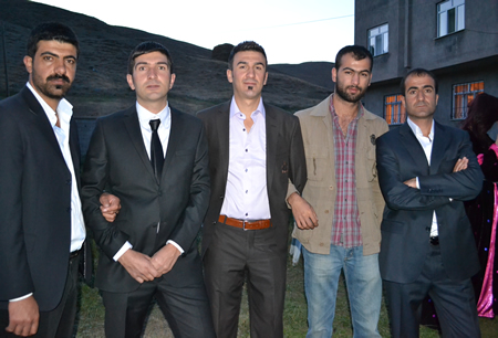 Hakkari'nin Yüksekova ilçesinde 02-10.2011 Ekim Dünya evine giren bazı çiftlerimizi sizler için sayfamıza taşıdık. Yüksekova Güncel ailesi olarak tüm çiftlerimize mutluluklar dileriz.