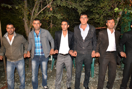 Hakkari'nin Yüksekova ilçesinde 02-10.2011 Ekim Dünya evine giren bazı çiftlerimizi sizler için sayfamıza taşıdık. Yüksekova Güncel ailesi olarak tüm çiftlerimize mutluluklar dileriz.