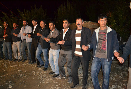 Hakkari'nin Yüksekova ilçesinde 02-10.2011 Ekim Dünya evine giren bazı çiftlerimizi sizler için sayfamıza taşıdık. Yüksekova Güncel ailesi olarak tüm çiftlerimize mutluluklar dileriz.