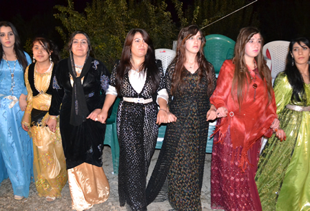 Hakkari'nin Yüksekova ilçesinde 02-10.2011 Ekim Dünya evine giren bazı çiftlerimizi sizler için sayfamıza taşıdık. Yüksekova Güncel ailesi olarak tüm çiftlerimize mutluluklar dileriz.