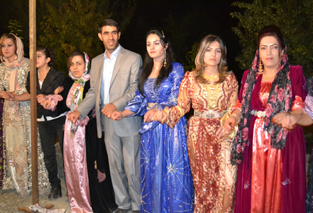 Hakkari'nin Yüksekova ilçesinde 02-10.2011 Ekim Dünya evine giren bazı çiftlerimizi sizler için sayfamıza taşıdık. Yüksekova Güncel ailesi olarak tüm çiftlerimize mutluluklar dileriz.