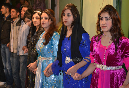 Hakkari'nin Yüksekova ilçesinde 02-10.2011 Ekim Dünya evine giren bazı çiftlerimizi sizler için sayfamıza taşıdık. Yüksekova Güncel ailesi olarak tüm çiftlerimize mutluluklar dileriz.