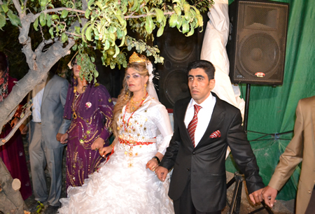 Hakkari'nin Yüksekova ilçesinde 02-10.2011 Ekim Dünya evine giren bazı çiftlerimizi sizler için sayfamıza taşıdık. Yüksekova Güncel ailesi olarak tüm çiftlerimize mutluluklar dileriz.