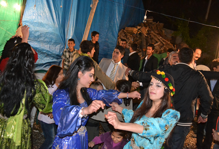 Hakkari'nin Yüksekova ilçesinde 02-10.2011 Ekim Dünya evine giren bazı çiftlerimizi sizler için sayfamıza taşıdık. Yüksekova Güncel ailesi olarak tüm çiftlerimize mutluluklar dileriz.