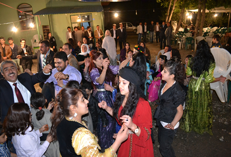 Hakkari'nin Yüksekova ilçesinde 02-10.2011 Ekim Dünya evine giren bazı çiftlerimizi sizler için sayfamıza taşıdık. Yüksekova Güncel ailesi olarak tüm çiftlerimize mutluluklar dileriz.