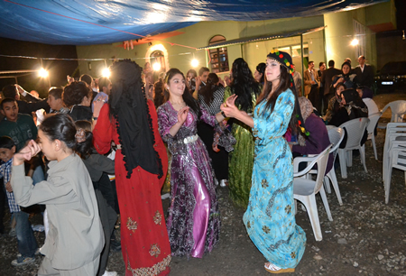 Hakkari'nin Yüksekova ilçesinde 02-10.2011 Ekim Dünya evine giren bazı çiftlerimizi sizler için sayfamıza taşıdık. Yüksekova Güncel ailesi olarak tüm çiftlerimize mutluluklar dileriz.
