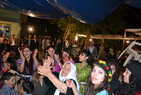 Hakkari'nin Yüksekova ilçesinde 02-10.2011 Ekim Dünya evine giren bazı çiftlerimizi sizler için sayfamıza taşıdık. Yüksekova Güncel ailesi olarak tüm çiftlerimize mutluluklar dileriz.