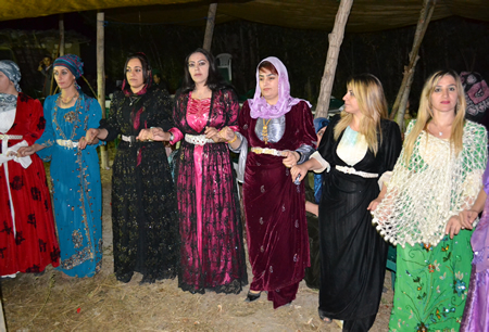 Hakkari'nin Yüksekova ilçesinde 02-10.2011 Ekim Dünya evine giren bazı çiftlerimizi sizler için sayfamıza taşıdık. Yüksekova Güncel ailesi olarak tüm çiftlerimize mutluluklar dileriz.