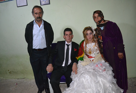 Hakkari'nin Yüksekova ilçesinde 02-10.2011 Ekim Dünya evine giren bazı çiftlerimizi sizler için sayfamıza taşıdık. Yüksekova Güncel ailesi olarak tüm çiftlerimize mutluluklar dileriz.