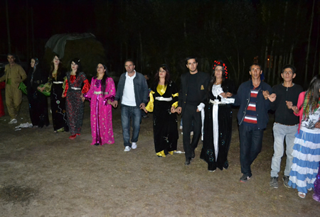 Hakkari'nin Yüksekova ilçesinde 02-10.2011 Ekim Dünya evine giren bazı çiftlerimizi sizler için sayfamıza taşıdık. Yüksekova Güncel ailesi olarak tüm çiftlerimize mutluluklar dileriz.