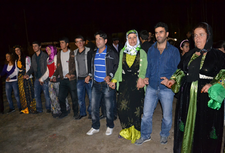 Hakkari'nin Yüksekova ilçesinde 02-10.2011 Ekim Dünya evine giren bazı çiftlerimizi sizler için sayfamıza taşıdık. Yüksekova Güncel ailesi olarak tüm çiftlerimize mutluluklar dileriz.