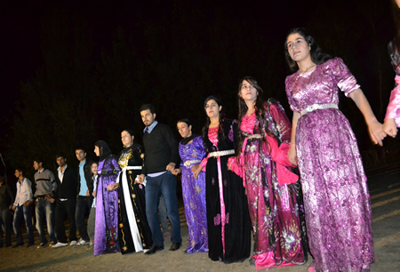Hakkari'nin Yüksekova ilçesinde 02-10.2011 Ekim Dünya evine giren bazı çiftlerimizi sizler için sayfamıza taşıdık. Yüksekova Güncel ailesi olarak tüm çiftlerimize mutluluklar dileriz.