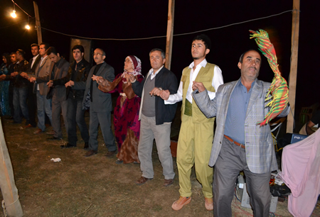 Hakkari'nin Yüksekova ilçesinde 02-10.2011 Ekim Dünya evine giren bazı çiftlerimizi sizler için sayfamıza taşıdık. Yüksekova Güncel ailesi olarak tüm çiftlerimize mutluluklar dileriz.