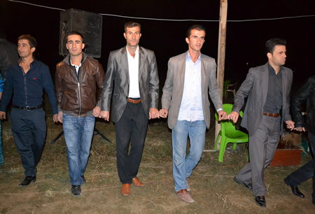 Hakkari'nin Yüksekova ilçesinde 02-10.2011 Ekim Dünya evine giren bazı çiftlerimizi sizler için sayfamıza taşıdık. Yüksekova Güncel ailesi olarak tüm çiftlerimize mutluluklar dileriz.