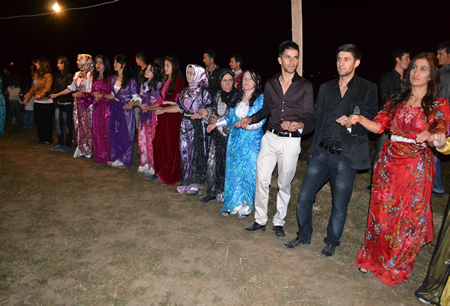 Hakkari'nin Yüksekova ilçesinde 02-10.2011 Ekim Dünya evine giren bazı çiftlerimizi sizler için sayfamıza taşıdık. Yüksekova Güncel ailesi olarak tüm çiftlerimize mutluluklar dileriz.