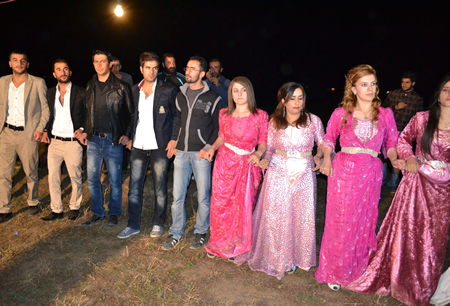 Hakkari'nin Yüksekova ilçesinde 02-10.2011 Ekim Dünya evine giren bazı çiftlerimizi sizler için sayfamıza taşıdık. Yüksekova Güncel ailesi olarak tüm çiftlerimize mutluluklar dileriz.