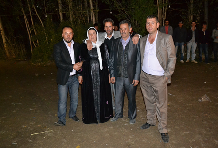 Hakkari'nin Yüksekova ilçesinde 02-10.2011 Ekim Dünya evine giren bazı çiftlerimizi sizler için sayfamıza taşıdık. Yüksekova Güncel ailesi olarak tüm çiftlerimize mutluluklar dileriz.