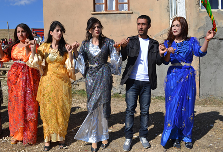 Hakkari'nin Yüksekova ilçesinde 02-10.2011 Ekim Dünya evine giren bazı çiftlerimizi sizler için sayfamıza taşıdık. Yüksekova Güncel ailesi olarak tüm çiftlerimize mutluluklar dileriz.