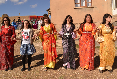 Hakkari'nin Yüksekova ilçesinde 02-10.2011 Ekim Dünya evine giren bazı çiftlerimizi sizler için sayfamıza taşıdık. Yüksekova Güncel ailesi olarak tüm çiftlerimize mutluluklar dileriz.