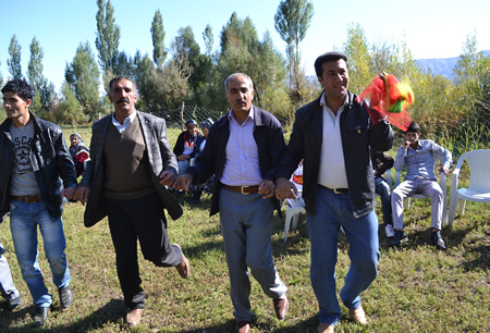 Hakkari'nin Yüksekova ilçesinde 02-10.2011 Ekim Dünya evine giren bazı çiftlerimizi sizler için sayfamıza taşıdık. Yüksekova Güncel ailesi olarak tüm çiftlerimize mutluluklar dileriz.