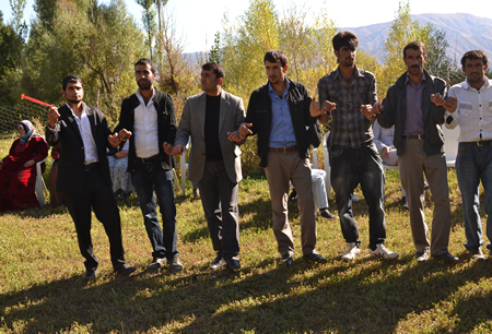 Hakkari'nin Yüksekova ilçesinde 02-10.2011 Ekim Dünya evine giren bazı çiftlerimizi sizler için sayfamıza taşıdık. Yüksekova Güncel ailesi olarak tüm çiftlerimize mutluluklar dileriz.