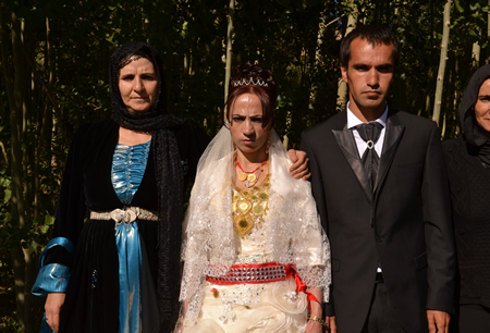Hakkari'nin Yüksekova ilçesinde 02-10.2011 Ekim Dünya evine giren bazı çiftlerimizi sizler için sayfamıza taşıdık. Yüksekova Güncel ailesi olarak tüm çiftlerimize mutluluklar dileriz.