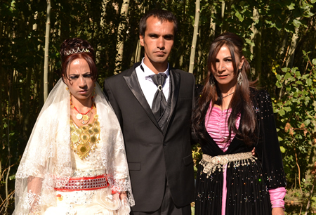 Hakkari'nin Yüksekova ilçesinde 02-10.2011 Ekim Dünya evine giren bazı çiftlerimizi sizler için sayfamıza taşıdık. Yüksekova Güncel ailesi olarak tüm çiftlerimize mutluluklar dileriz.