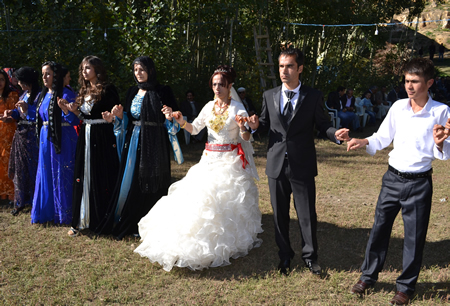 Hakkari'nin Yüksekova ilçesinde 02-10.2011 Ekim Dünya evine giren bazı çiftlerimizi sizler için sayfamıza taşıdık. Yüksekova Güncel ailesi olarak tüm çiftlerimize mutluluklar dileriz.