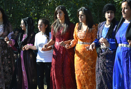 Hakkari'nin Yüksekova ilçesinde 02-10.2011 Ekim Dünya evine giren bazı çiftlerimizi sizler için sayfamıza taşıdık. Yüksekova Güncel ailesi olarak tüm çiftlerimize mutluluklar dileriz.