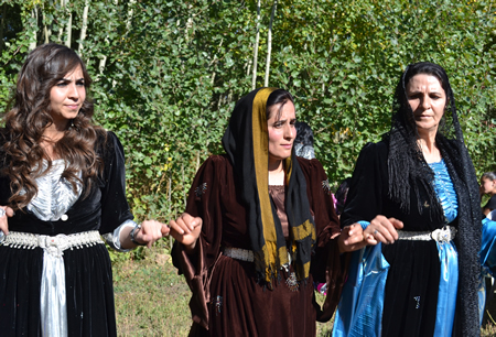 Hakkari'nin Yüksekova ilçesinde 02-10.2011 Ekim Dünya evine giren bazı çiftlerimizi sizler için sayfamıza taşıdık. Yüksekova Güncel ailesi olarak tüm çiftlerimize mutluluklar dileriz.