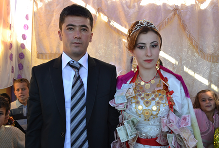 Hakkari'nin Yüksekova ilçesinde 02-10.2011 Ekim Dünya evine giren bazı çiftlerimizi sizler için sayfamıza taşıdık. Yüksekova Güncel ailesi olarak tüm çiftlerimize mutluluklar dileriz.