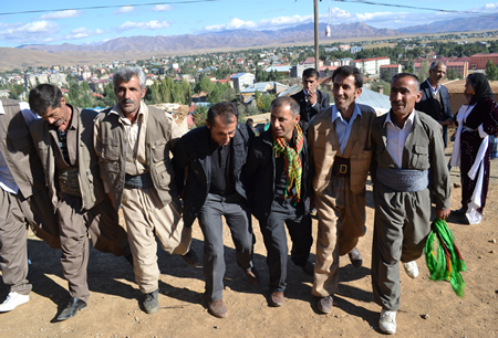 Hakkari'nin Yüksekova ilçesinde 02-10.2011 Ekim Dünya evine giren bazı çiftlerimizi sizler için sayfamıza taşıdık. Yüksekova Güncel ailesi olarak tüm çiftlerimize mutluluklar dileriz.