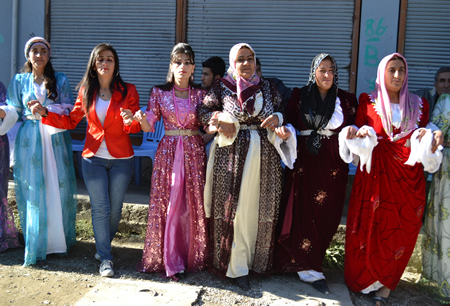 Hakkari'nin Yüksekova ilçesinde 02-10.2011 Ekim Dünya evine giren bazı çiftlerimizi sizler için sayfamıza taşıdık. Yüksekova Güncel ailesi olarak tüm çiftlerimize mutluluklar dileriz.