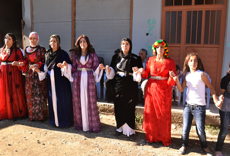 Hakkari'nin Yüksekova ilçesinde 02-10.2011 Ekim Dünya evine giren bazı çiftlerimizi sizler için sayfamıza taşıdık. Yüksekova Güncel ailesi olarak tüm çiftlerimize mutluluklar dileriz.