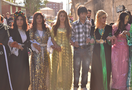 Hakkari'nin Yüksekova ilçesinde 02-10.2011 Ekim Dünya evine giren bazı çiftlerimizi sizler için sayfamıza taşıdık. Yüksekova Güncel ailesi olarak tüm çiftlerimize mutluluklar dileriz.