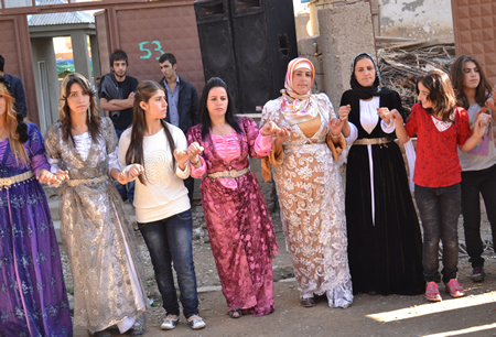 Hakkari'nin Yüksekova ilçesinde 02-10.2011 Ekim Dünya evine giren bazı çiftlerimizi sizler için sayfamıza taşıdık. Yüksekova Güncel ailesi olarak tüm çiftlerimize mutluluklar dileriz.