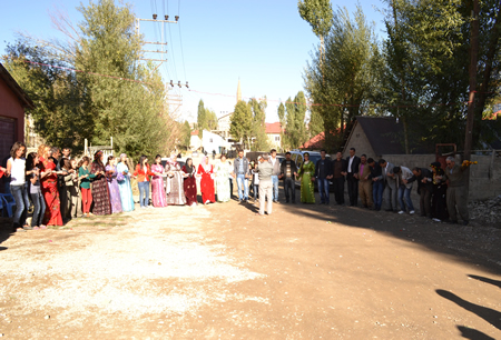 Hakkari'nin Yüksekova ilçesinde 02-10.2011 Ekim Dünya evine giren bazı çiftlerimizi sizler için sayfamıza taşıdık. Yüksekova Güncel ailesi olarak tüm çiftlerimize mutluluklar dileriz.
