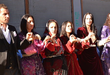 Hakkari'nin Yüksekova ilçesinde 02-10.2011 Ekim Dünya evine giren bazı çiftlerimizi sizler için sayfamıza taşıdık. Yüksekova Güncel ailesi olarak tüm çiftlerimize mutluluklar dileriz.