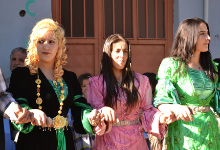 Hakkari'nin Yüksekova ilçesinde 02-10.2011 Ekim Dünya evine giren bazı çiftlerimizi sizler için sayfamıza taşıdık. Yüksekova Güncel ailesi olarak tüm çiftlerimize mutluluklar dileriz.