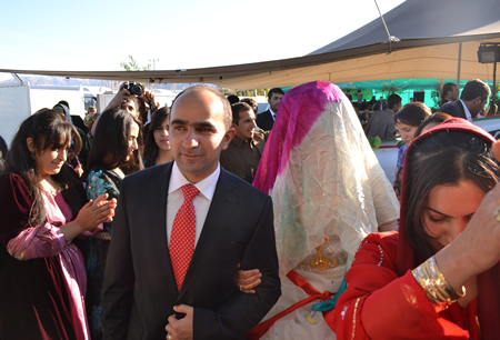 Hakkari'nin Yüksekova ilçesinde 02-10.2011 Ekim Dünya evine giren bazı çiftlerimizi sizler için sayfamıza taşıdık. Yüksekova Güncel ailesi olarak tüm çiftlerimize mutluluklar dileriz.