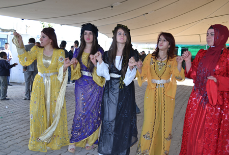 Hakkari'nin Yüksekova ilçesinde 02-10.2011 Ekim Dünya evine giren bazı çiftlerimizi sizler için sayfamıza taşıdık. Yüksekova Güncel ailesi olarak tüm çiftlerimize mutluluklar dileriz.